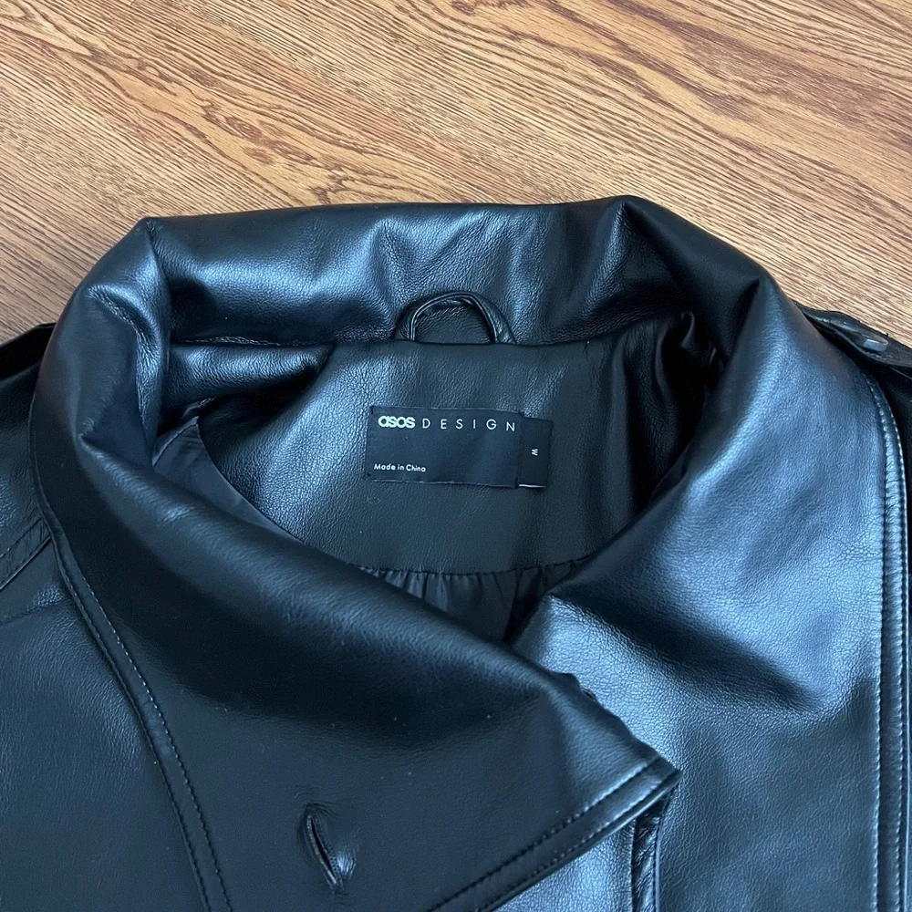 ASOS DESIGN funnel neck leather look short trench coat in black - Picture 4 of 5